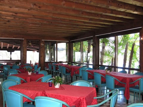 Table, Furniture, Window, Chair, Interior Design, Shade, Leisure, Real Estate, Tree, Event