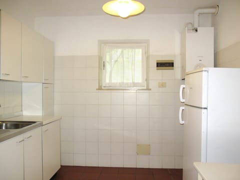 Building, Cabinetry, Kitchen Sink, Lighting, Yellow, Interior Design, Sink, Architecture, Flooring