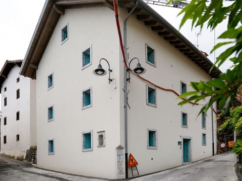 Building, Window, Plant, Sky, Tree, Neighbourhood, House, Material Property, Residential Area