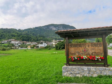 Wood, Lighting, Interior Design, Flooring, Floor, Living Room, Real Estate, Hardwood, Table, Beam