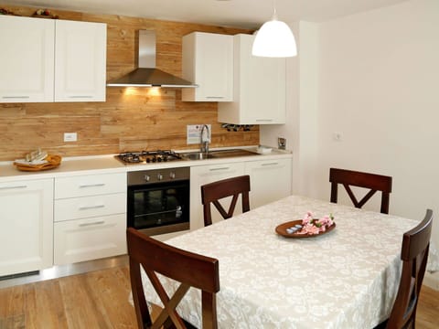 Countertop, Cabinetry, Furniture, Property, Table, Kitchen, Wood, Interior Design, Building, Floor