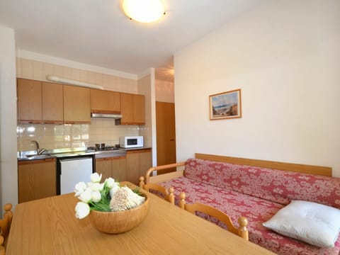 Room, Furniture, Property, Interior Design, Building, Floor, Table, Wall, Living Room, Ceiling