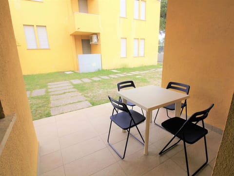 Table, Property, Furniture, Window, Building, Chair, Wood, Lighting, Interior Design, Flooring