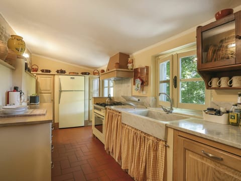 Countertop, Property, Room, Cabinetry, Kitchen, Furniture, Building, Sink, Interior Design, Floor