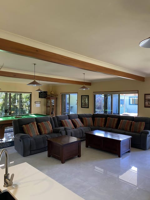Living room | Smart TV, fireplace, DVD player, table tennis