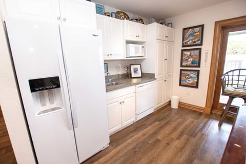 Full-size fridge, microwave, oven, stovetop