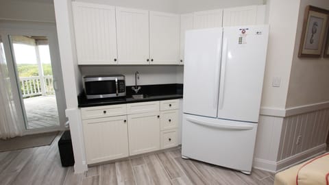 Full-size fridge, microwave, oven, stovetop