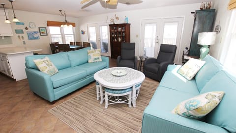 KH221, Shoebies Hangout- Oceanside, 5 BRs, Hot Tub, Rec Room, Close to Shopping House in Kitty Hawk
