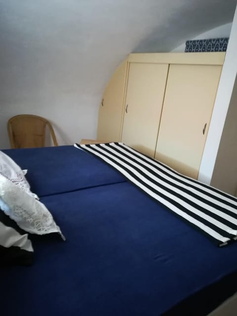 5 bedrooms, iron/ironing board, bed sheets