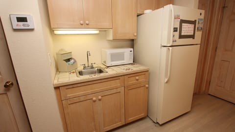 Full-size fridge, microwave, oven, stovetop