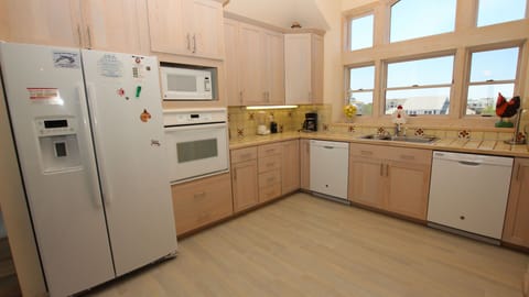 Full-size fridge, microwave, oven, stovetop