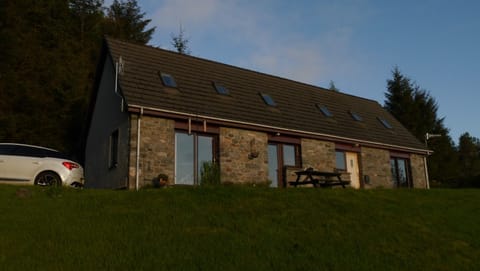Benmore cottage with picnic table