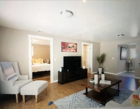 Great Livingroom space, surround sound speakers.