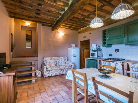 Property, Table, Couch, Living Room, Interior Design, Architecture, Wood, Picture Frame, Building, Wall