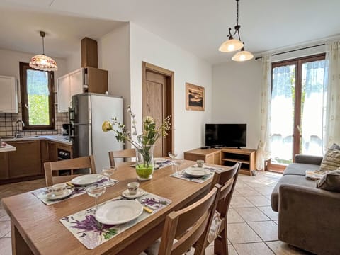 Table, Furniture, Property, Picture Frame, Plant, Wood, Couch, Window, Interior Design, Dishware