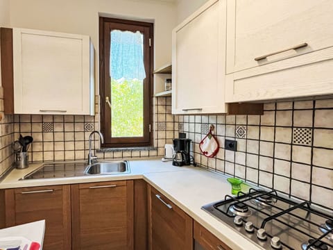 Kitchen Sink, Cabinetry, Countertop, Tap, Sink, Property, Plumbing Fixture, Building, Kitchen, Kitchen Stove