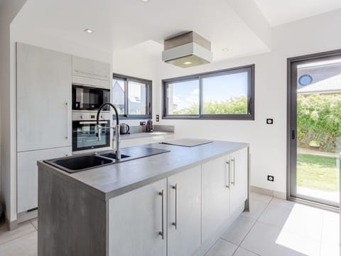 Cabinetry, Building, Kitchen Sink, Countertop, Property, Sink, Tap, Window, Kitchen Stove, Kitchen Appliance