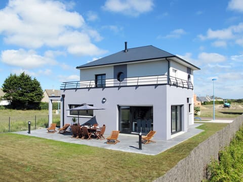 House, Property, Home, Building, Architecture, Real Estate, Residential Area, Facade, Land Lot, Farmhouse