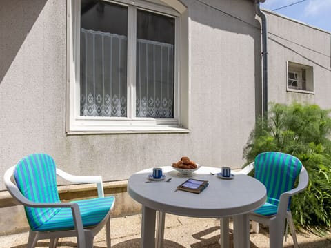 Table, Property, Window, Plant, Furniture, Chair, Building, Azure, Outdoor Table, Outdoor Furniture