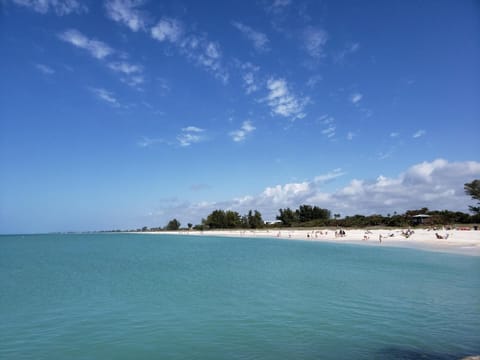 Beach nearby, sun loungers, beach towels