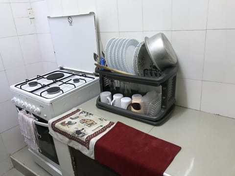 Microwave, cookware/dishes/utensils