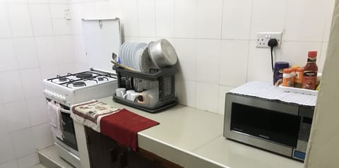 Microwave, cookware/dishes/utensils