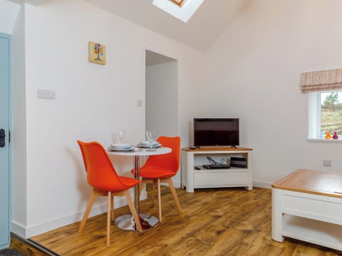 Dining Area | Cobbler’s Cottage, Glendale