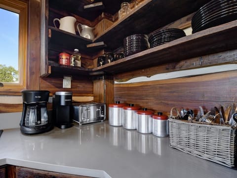 c315d735-dc7c-4354-bbb0-cbadc88330da.c10