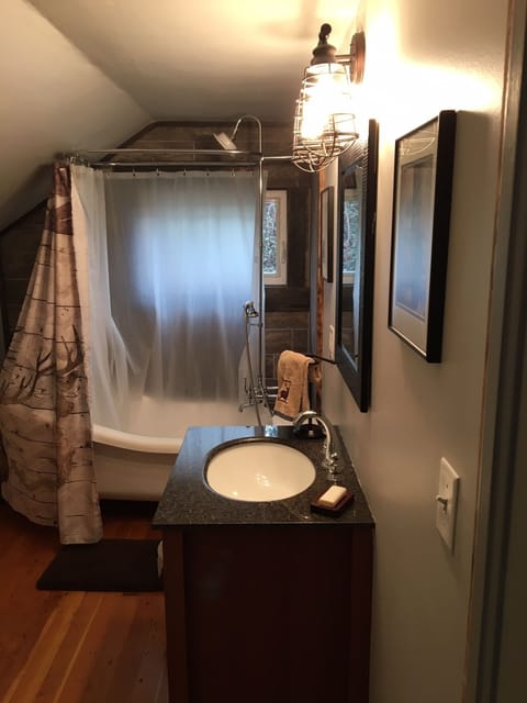 Combined shower/tub, towels, toilet paper