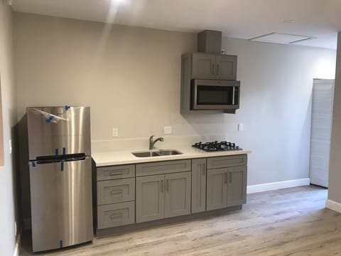 Private kitchen | Fridge, microwave, cookware/dishes/utensils