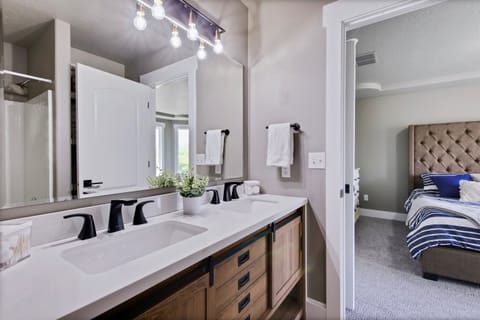 Combined shower/tub, hair dryer, towels