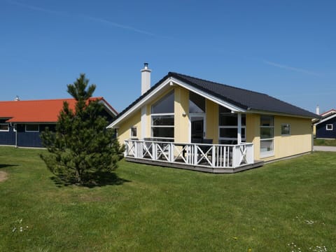 Sky, Building, Plant, Window, House, Porch, Tree, Land Lot, Grass, Siding