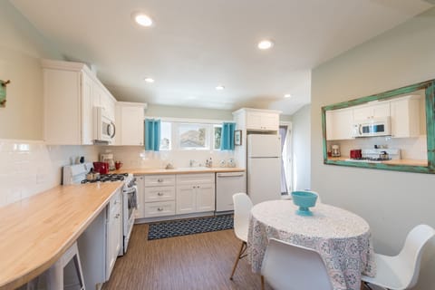 Kitchen with dining table for 4