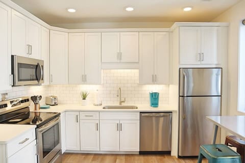 Private kitchen | Dishwasher, toaster, cookware/dishes/utensils