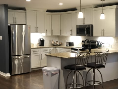 Private kitchen | Microwave, dishwasher, coffee/tea maker, cookware/dishes/utensils