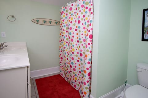 Combined shower/tub, towels