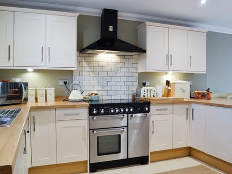 Spacious and practical kitchen area | Ty Glyndwr, Lower Cwm-twrch, near Ystradgynlais