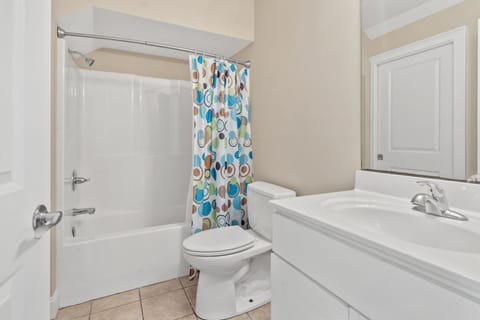 Combined shower/tub, towels