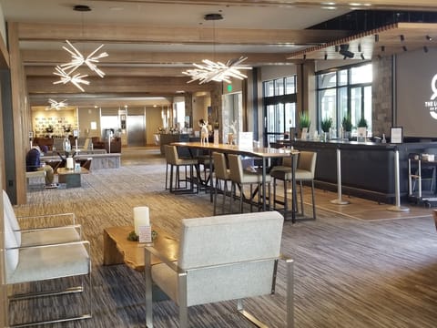 Lobby area with lobby bar.