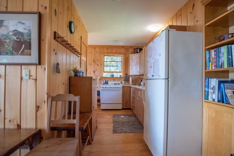 Full-size fridge, oven, stovetop, coffee/tea maker