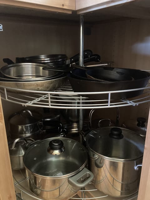 Full-size fridge, oven, stovetop, coffee/tea maker