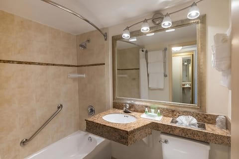 Combined shower/tub, hair dryer, towels