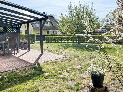 Shrub, Garden, Outdoor Furniture, Shade, Groundcover, Spring, Yard, Outdoor Structure, Landscaping, Lawn