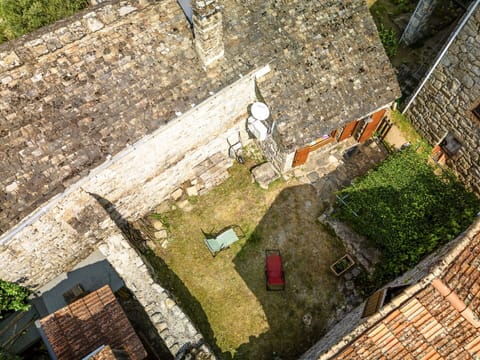 Property, Plant, Building, Vegetation, Road Surface, Urban Design, Land Lot, Grass, House, Biome