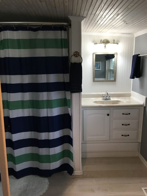 Bathtub, rainfall showerhead, towels
