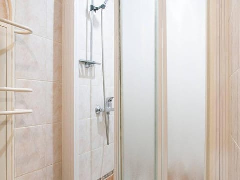 Combined shower/tub, hair dryer, towels