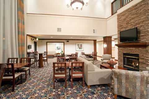 Free Breakfast. Indoor Pool & Hot Tub. Walk to Missouri River. Apartment in Great Falls