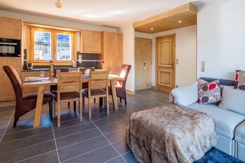 Fully equipped Kitchen, Dining table for 6 people, Seating Area