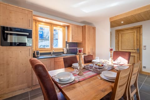 Fully equipped Kitchen, Dining table for six people
