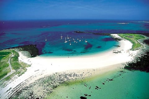 Beach nearby, sun loungers, beach towels